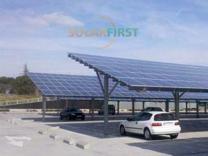 Montage d'un abri de voiture solaire au sol en acier