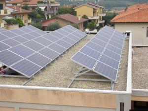 Supports de montage triangulaires pour système solaire monté sur toit