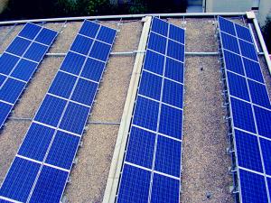 Supports de montage triangulaires pour système solaire sur toit plat