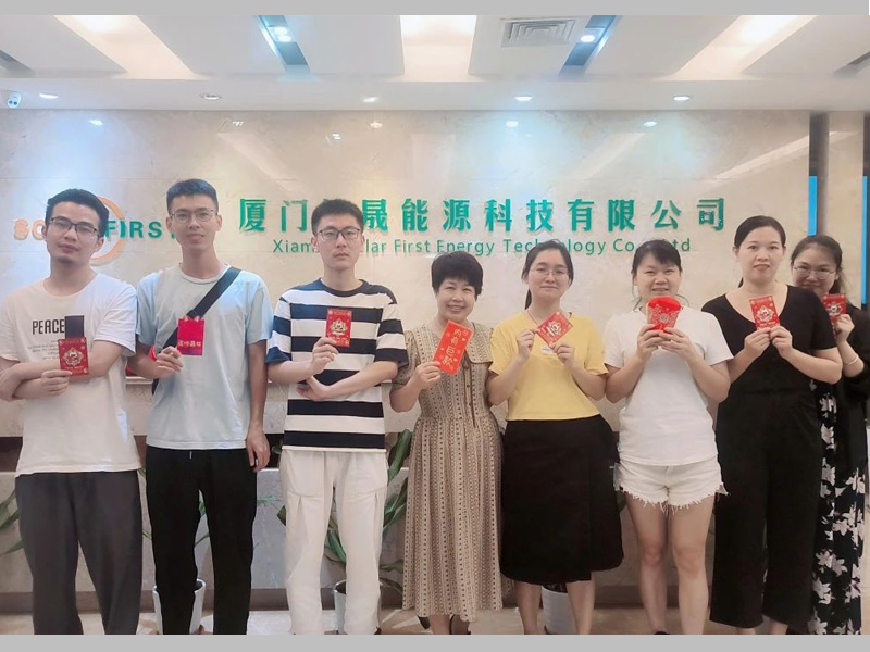 Jouez pour avoir de la chance, célébrez le festival de la mi-automne Xiamen SolFirsTech Energy Company SuccesSolFirsTechully Organisez l'événement de jeu de gâteaux de lune du festival de la mi-automne.