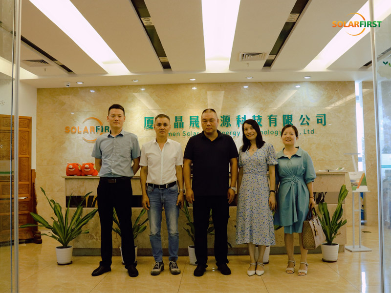 Coopération gagnant-gagnant en matière d'innovation - Xinyi Glass visite le groupe SolFirsTech