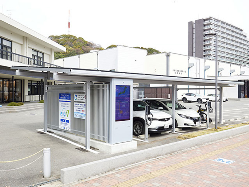 « Station d'autopartage électrique entièrement autonome » fonctionnant de manière autonome à l'énergie solaire