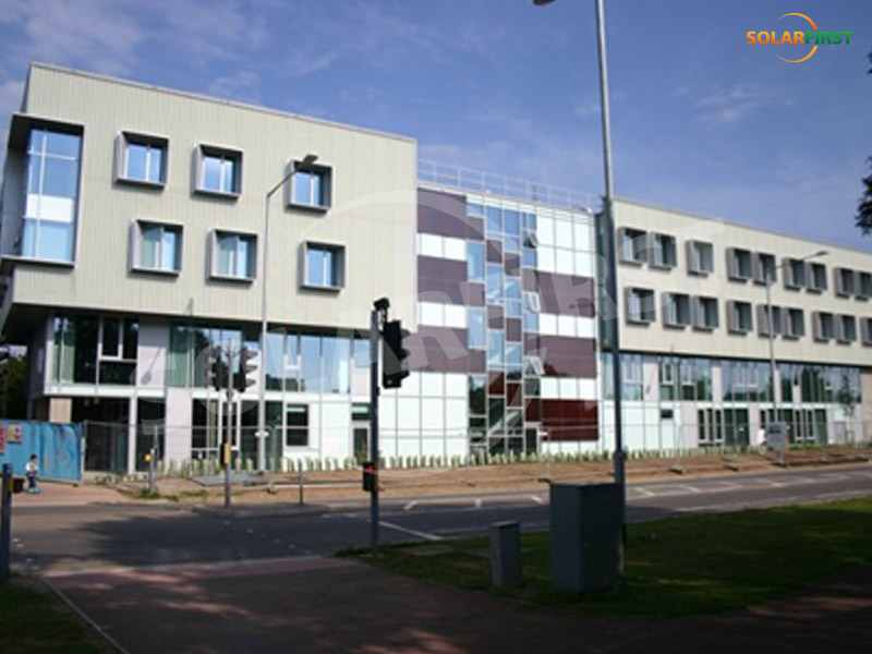 Projet de mur-rideau BIPV de 120 kW à Cambridge, Royaume-Uni