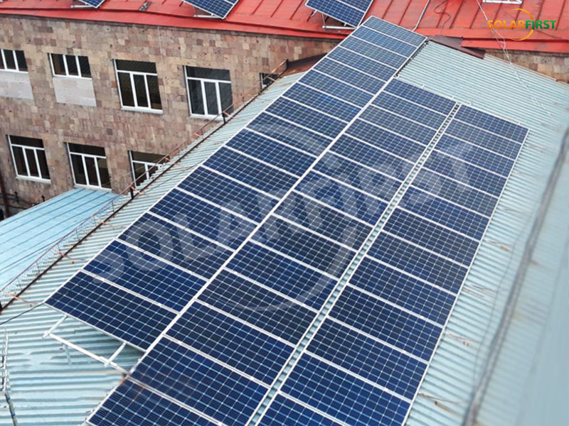 Projet de toiture en tuiles métalliques de 400 kW en Arménie