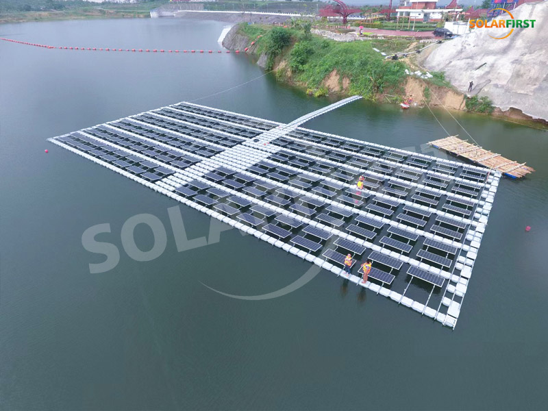 Projet de centrale photovoltaïque flottante de 68 kWc en Indonésie